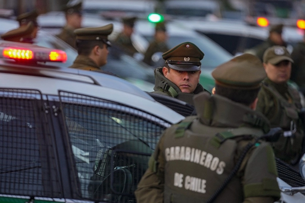 Policías junto a sus patrullas durante la ceremonia de inicio del programa "Calles sin violencia" del gobierno de Chile. Foto Ap