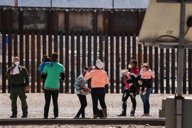 Familia migrante en la frontera de El Paso, Texas. Foto Afp / Archivo