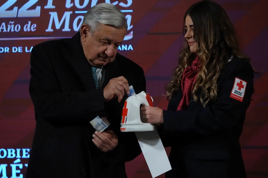 El presidente López Obrador participó en la colecta nacional de la Cruz Roja durante la conferencia de prensa desde Palacio Nacional, el 21 de diciembre de 2022. Foto Cuartoscuro 
