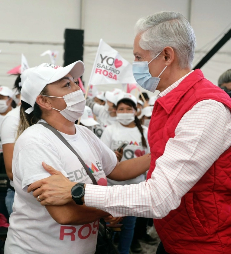 El gobernador Alfredo Del Mazo, inició la entrega de 6 mil 800 tarjetas del Salario Rosa a mujeres amas de casa de ocho municipios del norponiente del Valle de México. Foto La Jornada