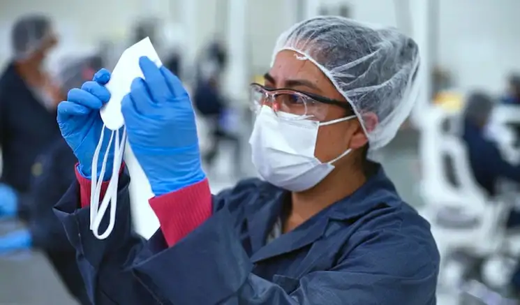 Desde finales de abril y a la fecha, el fabricante norteamericano ha producido tres millones de mascarillas quirúrgicas Nivel 1, de las cuales más de un millón han sido entregadas a hospitales público.
Foto cortesía GM
