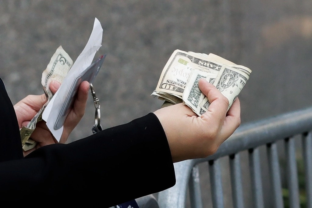 El peso mexicano se mantiene estable frente a la divisa estadunidense, en donde se aprecia un marginal 0.04 por ciento, para operar en alrededor de 16.7439 unidades por dólar. Foto Ap / Archivo
