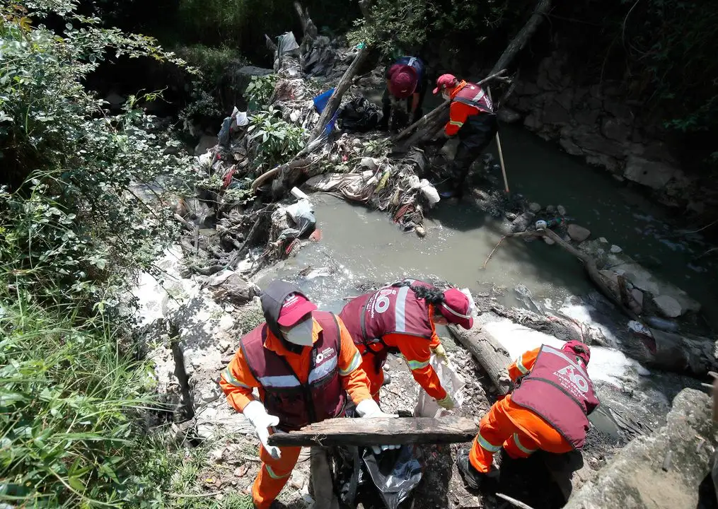 Brigadas con 450 trabajadores de las alcaldías Magdalena Contreras y Álvaro Obregón, en conjunto con la Sedema, realizaron labores de limpieza en la barranca Texcalatlaco, para retirar cascajo, basura, llantas, ropa y animales muertos. El propósito es proteger los escurrimientos naturales con los que se recarga el manto acuífero y evitar inundaciones en época de lluvias.