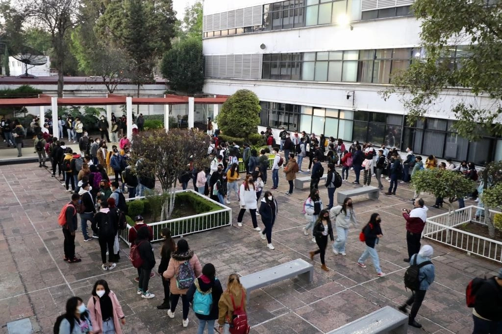 Decenas de jóvenes caminan en las instalaciones del CECyT 11 "Wilfrido Massieu", en la alcaldía Miguel Hidalgo. Foto Roberto Garcia Ortiz / Archivo
