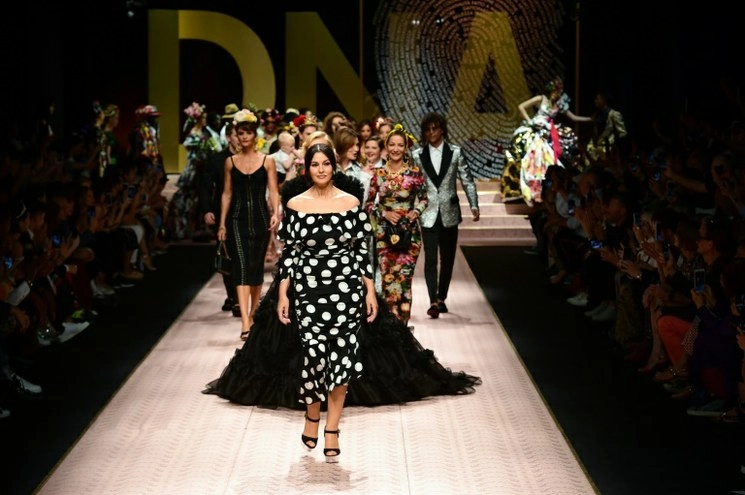 La actriz italiana Monica Bellucci  desfila para la firma Dolce & Gabbana en la Semana de la Moda de Milán de 2018. Foto Afp 