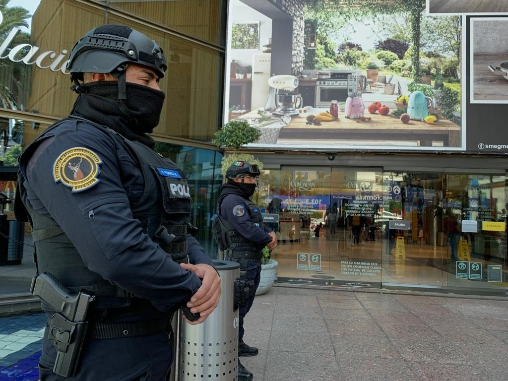 Policías de la Secretaria de Seguridad Ciudadana dan inicio al operativo de vigilancia en centros comerciales durante el primer día de la onceava edición del Buen Fin, en la alcaldía Coyoacán, Ciudad de México, el 10 de noviembre de 2021. Foto Alfredo Domínguez