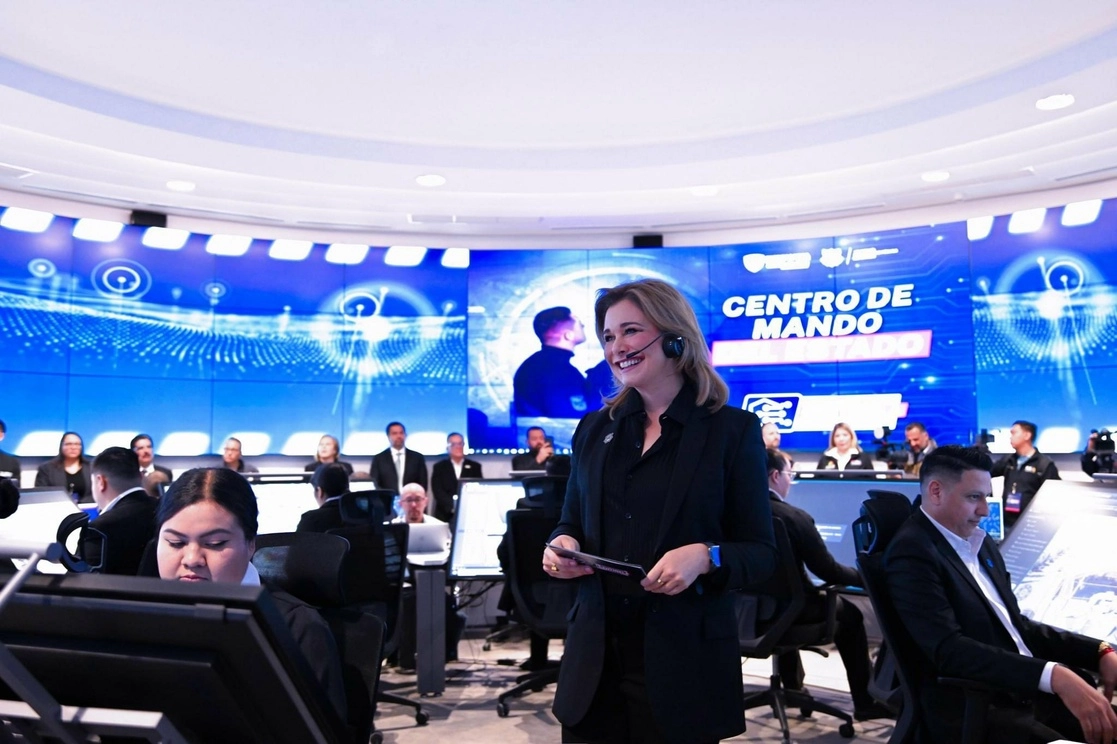 La gobernadora en el centro de mando durante la inauguración este viernes. Foto tomada de su perfil de twitter