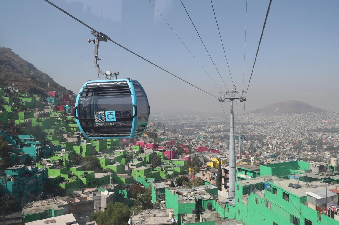 La jefa de Gobierno de la Ciudad de México, Claudia Sheinbaum, puso ayer en operación el servicio teleférico, cuya construcción tiene un avance de 92 por ciento y conectará Cuautepec con Indios Verdes a partir del 20 de junio, cuando esté en funcionamiento toda la ruta. Foto Yazmín Ortega Cortés