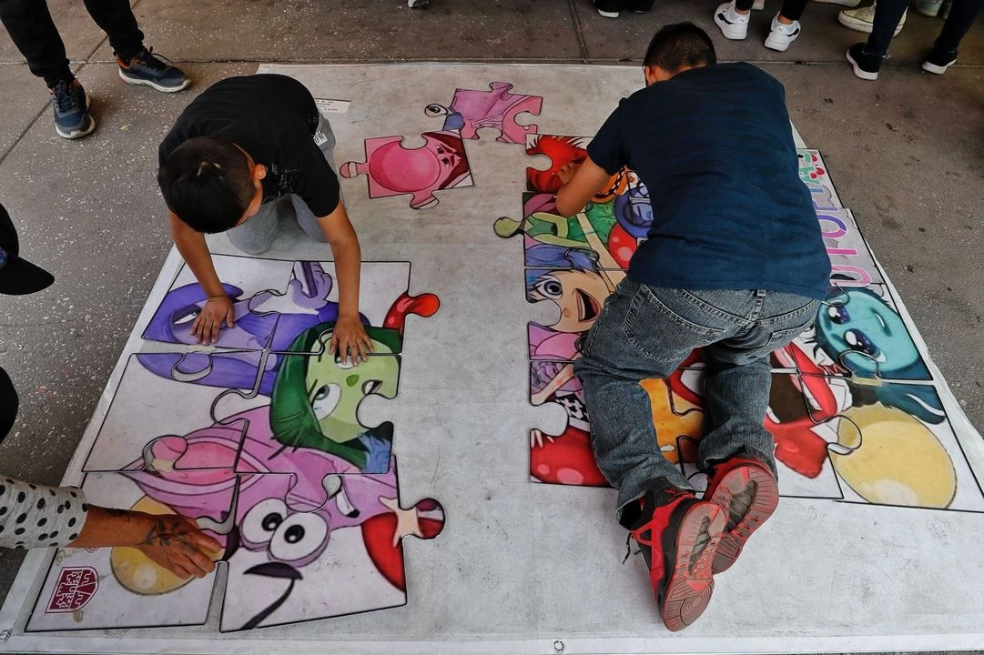 Niños se divierten en los juegos instalados en el "Zocalito de las infancias", en la Ciudad de México, el 30 de abril de 2025. Foto 