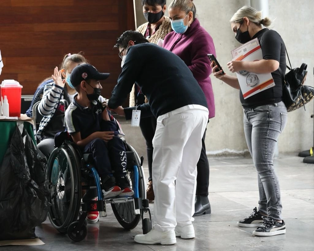 Jóvenes de 12 a 17 años con comorbilidades acuden a la Biblioteca Vasconcelos para recibir su primera dosis de la vacuna contra el Covid-19, en la alcaldía Cuauhtémoc, Ciudad de México, el 25 de octubre de 2021. Foto María Luisa Severiano