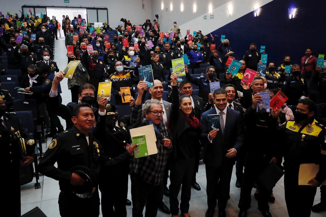 La jefa del Gobieno capitalino, Claudia Sheinbaum; el secretario de Seguridad Ciudadana local, Omar García, Harfuch; y el director del Fondo de Cultura Económica, Paco Ignacio Taibo II, encabezan la ceremonia de entrega de condecoraciones a elementos de la policía y la entrega de libros para fomento a la lectura de la colección "21 para el 21", en la Ciudad de México, el 7 de octubre de 2021. Foto Cristina Rodríguez