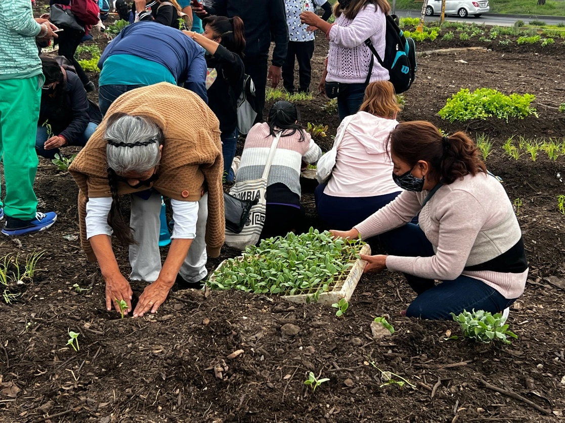 La alcaldesa de Iztapalapa, Clara Brugada, encabezó la presentación del programa Huerta Urbana, cuyo propósito es impulsar técnicas de agricultura sustentable y apoyar la economía familiar, en la colonia Chinampac de Juárez en la Ciudad de México, el 3 de septiembre de 2022. Foto María Luisa Severiano