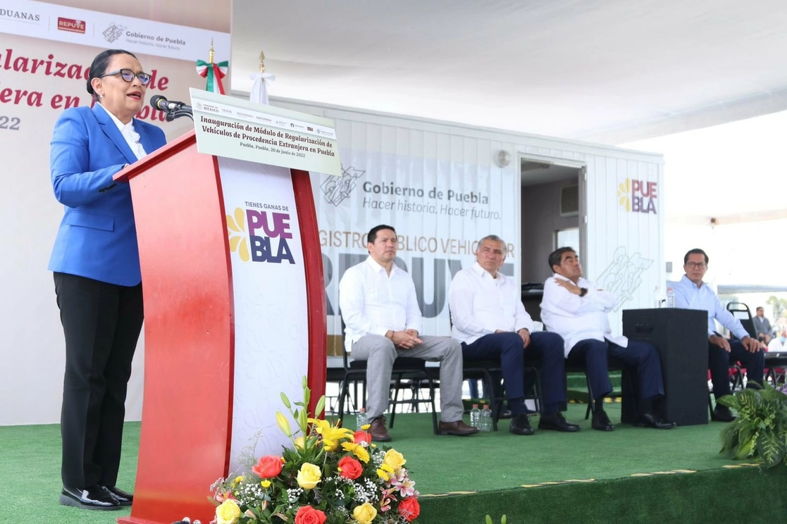 La secretaria de Seguridad, Rosa Icela Rodríguez, durante la inauguración del primer módulo de trámites del programa de regularización de vehículos de procedencia extranjera en Puebla, el 20 de junio de 2022. Foto tomada del Twitter de @rosaicela_