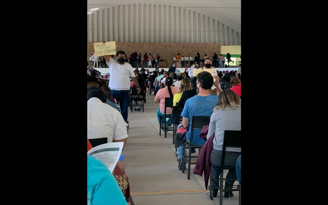 Aspectos de la última campaña de vacunación de maestros del estado de México, celebrada hace nueve meses. Foto René Ramón