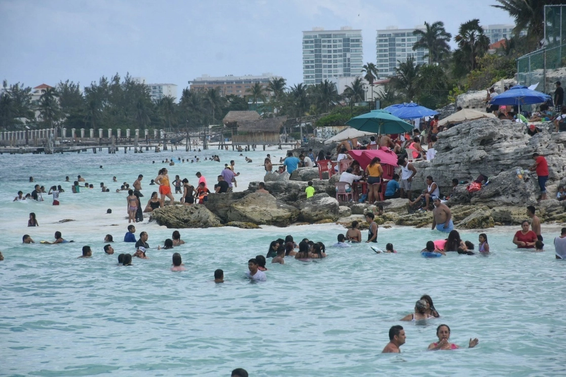Turistas en la Playa Tortugas, en Cancún, en imagen de archivo. Foto Cuartoscuro