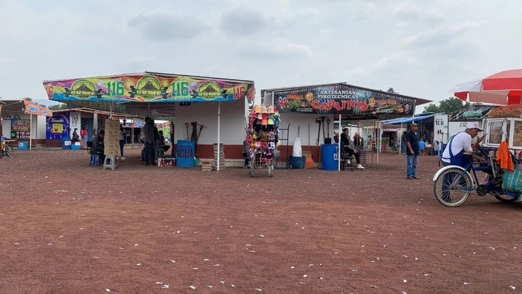 En el Mercado de la Pirotecnia de Tultepec hay capacidad para 300 locales, aunque hay 97 que permanecen cerrados hasta que obtengan los permisos correspondientes. Foto Javier Salinas Cesáreo