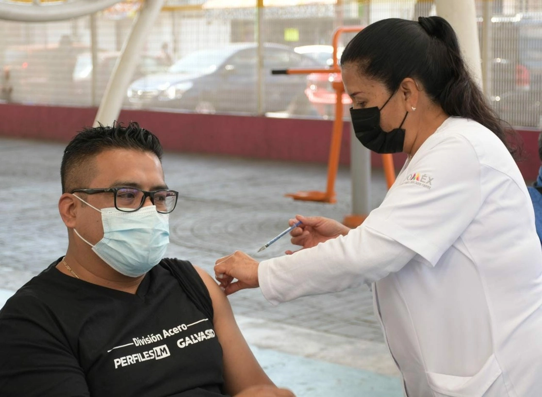 Aplicación de dosis de refuerzo de la vacuna contra el covid-19 para adultos de 40 a 49 años de edad en el municipio mexiquense de Nezahualcóyotl, el 15 de febrero de 2022. Foto René Ramón