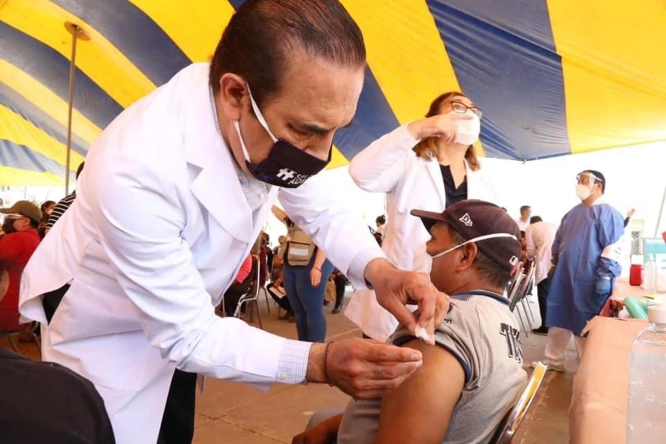 El secretario de Salud de Nuevo León, Manuel de la O Cavazos, acudió a supervisar los módulos de vacunación contra el Covid-19 en Escobedo, el 15 de marzo de 2021. Foto tomada del Twitter de @DrManueldelaO 