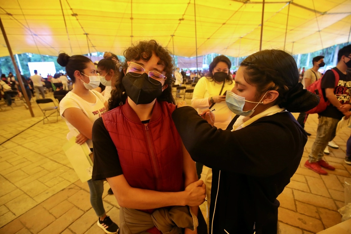 Vacunación de jóvenes de 18 a 29 años en la alcaldía Xochimilco de la Ciudad de México. Foto Luis Castillo