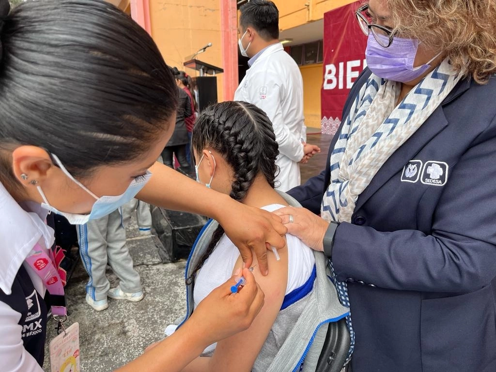 Aplicación de la vacuna contra el virus del papiloma humano en la Escuela Secundaria Diurna N° 116 “Francisco Zarco”, en la Ciudad de México, el 22 de noviembre de 2022. Foto María Luisa Severiano