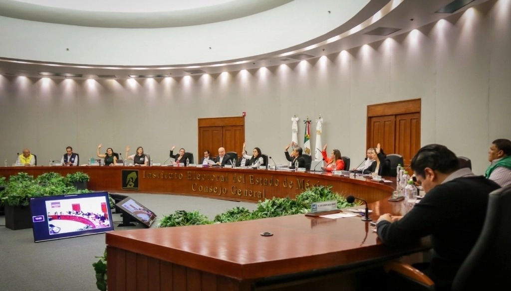 El Consejo General del Instituto Electoral del Estado de México (IEEM) aprobó después de los primeros minutos de este viernes las candidaturas de los partidos políticos, de las que había señalado que la mayoría debía resolver inconsistencias como afectaciones a la paridad de género. Foto 'La Jornada'