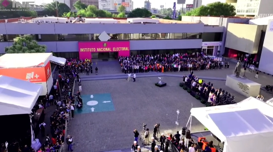 Ceremonia cívica efectuada en la explanada de la sede del Instituto Nacional Electoral, el 2 de junio de 2024. Foto X @INEMexico
