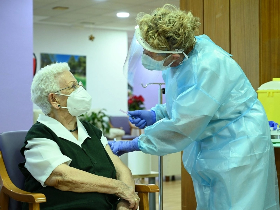 "No hace nada, nada (...) muchas gracias", dijo, sonriente, Araceli Hidalgo Sánchez, una anciana de 96 años, que se convirtió en la primera española en recibir la inyección. Foto Afp