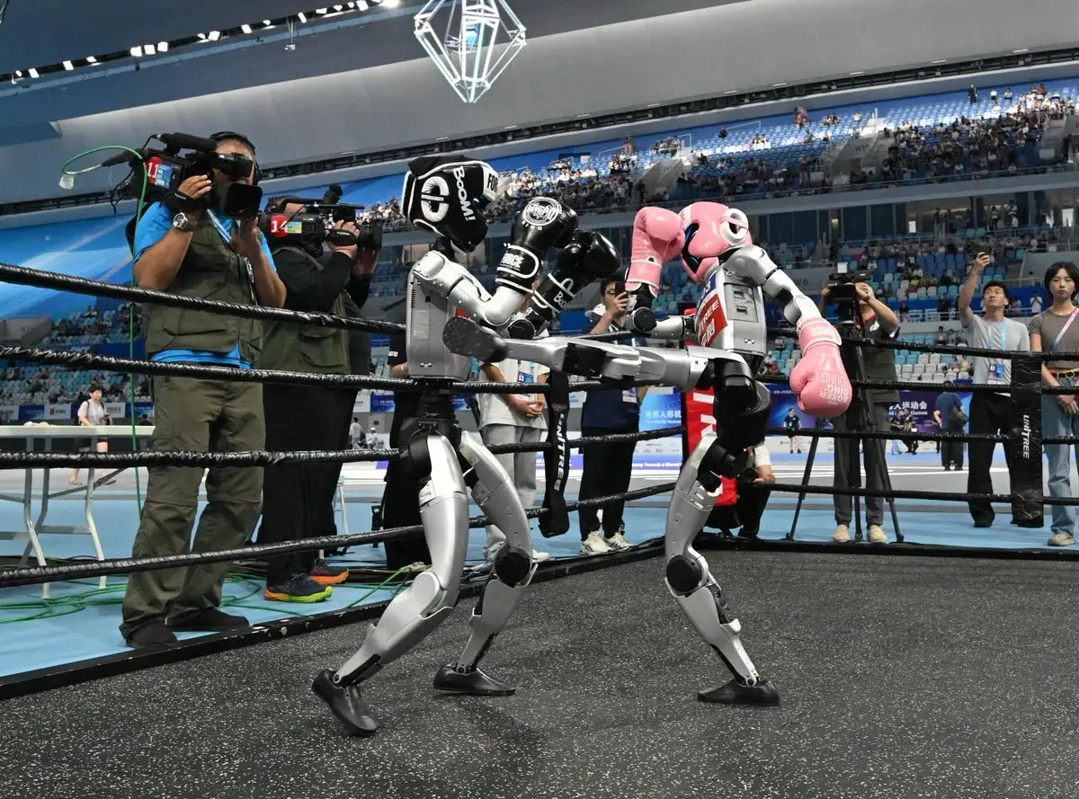 El certamen reúne a más de 500 robots procedentes de 20 países, que compiten en pruebas que van desde el atletismo y el boxeo hasta la danza. Foto