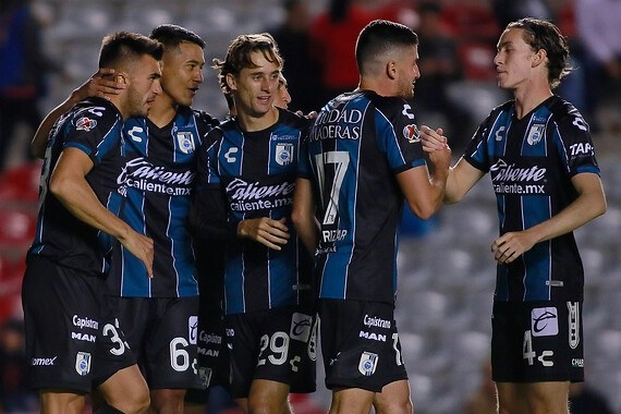 Jugadores de Querétaro festejan una anotación durante el encuentro. Foto Jam Media 