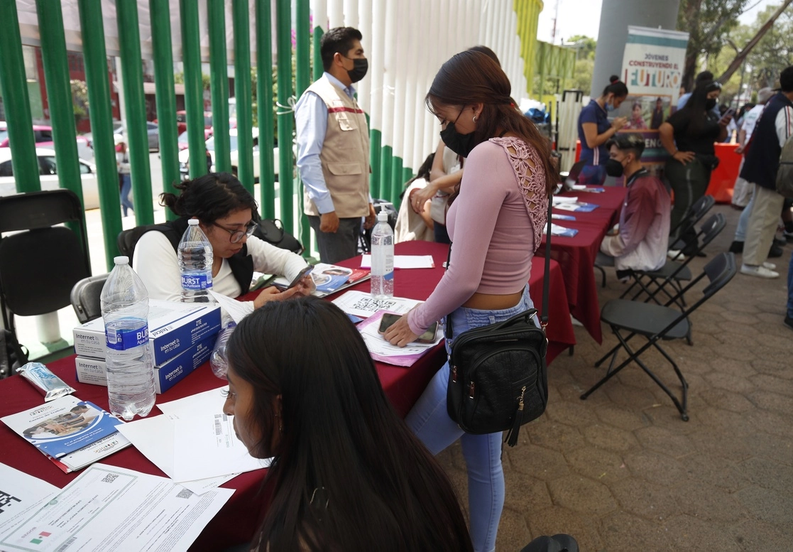 El programa Jóvenes Construyendo el Futuro inició la instalación de oficinas móviles en zonas marginadas y con altos índices de inseguridad en los 24 estados del país. Foto Cristina Rodríguez / Archivo