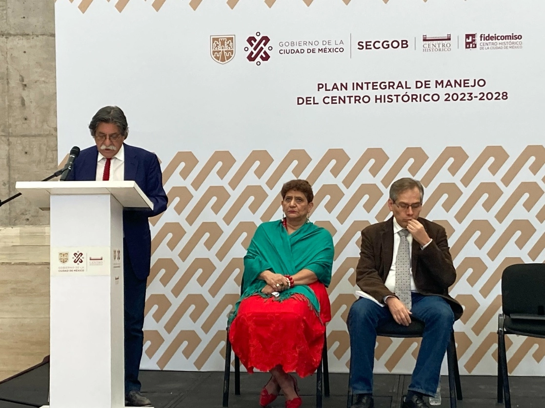 Fideicomiso Centro Histórico de la Ciudad de México, Loredana Montes López; y del director del Programa Universitario de Estudios sobre la Ciudad (Puec) de la UNAM, Javier Delgado Campos. Foto Bertha Teresa Ramírez 