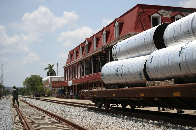 La rehabilitación de vías del corredor del Istmo “busca devolver la vocación ferroviaria” a algunas localidades, como la de Matías Romero, Oaxaca. “El tren va a operar en 2023, señala la Semar, pero en obras complementarias “no hay fecha”. Foto Yazmín Ortega Cortés 