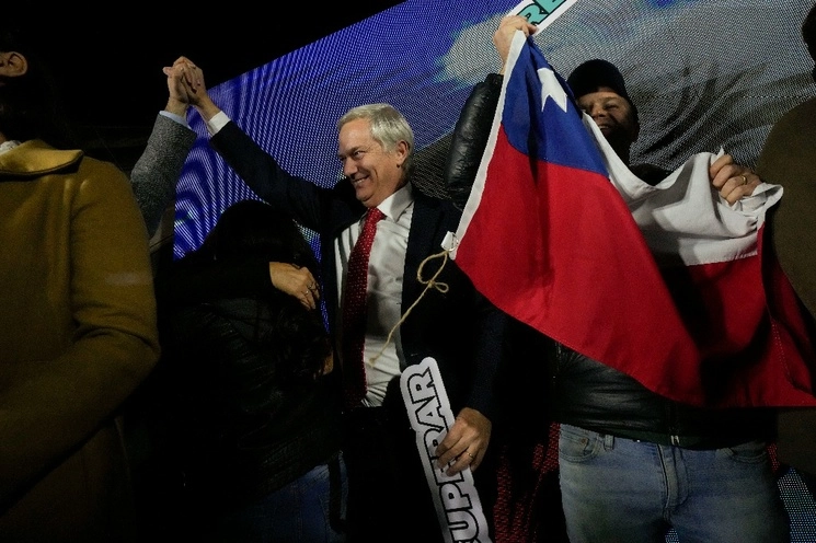 El líder de republicanos, José Antonio Kast, en el discurso de la victoria declaró que "hoy podemos respirar un poco más tranquilos, un poco más aliviados y decir con responsabilidad y con esperanza que hoy es el primer día de un futuro mejor para nuestro país, es el primer día de un nuevo comienzo para Chile". Foto Ap