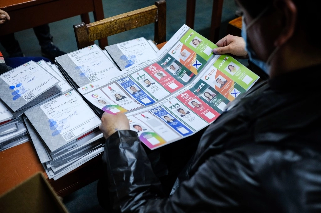 Conteo de votos de esta jornada electoral en Bolivia. Foto Xinhua