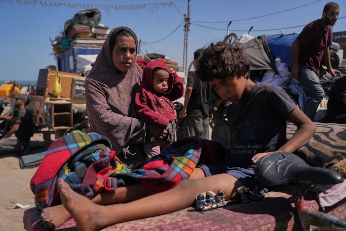 Con algunas pertenencias y heridas en el cuerpo, gazatíes huyen del enclave ante la campaña de exterminio lanzada por las fuerzas israelíes. Foto