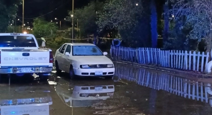 Elementos de Protección Civil municipal apoyados por bomberos municipales y gendarmes estatales rescataron vehículos que fueron cubiertos totalmente por la lluvia a tres familias. Foto Claudio Bañuelos/Archivo 