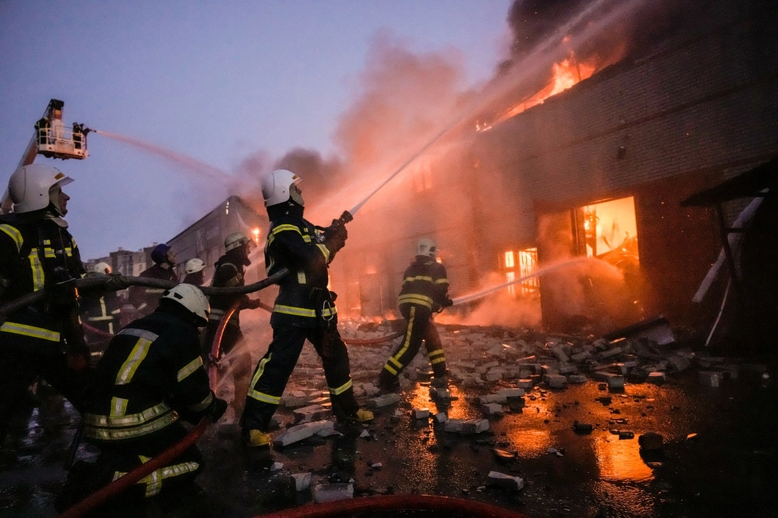  Bomberos intentan apagar el fuego en un depósito de Kiev luego de un bombardeo de las fuerzas del Kremlin, el 17 de marzo de 2022. Foto Ap