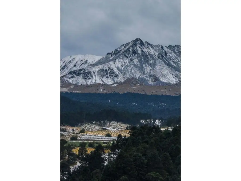 Luego de la primera nevada invernal, autoridades cerraron el paso al Nevado de Toluca. En tanto, en las partes altas de la Ciudad de México los habitantes se preparan con ropa abrigadora y cobijas para protegerse de las bajas temperaturas. Foto Cuartoscuro 