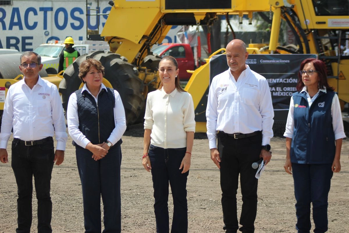 En el banderazo de la repavimentación de Texcoco-Lechería, la Presidenta estuvo acompañada, entre otros, por la gobernadora mexiquense Delfina Gómez (izquierda) y el titular de la SICT, Jesús Antonio Esteva (derecha). Foto 
