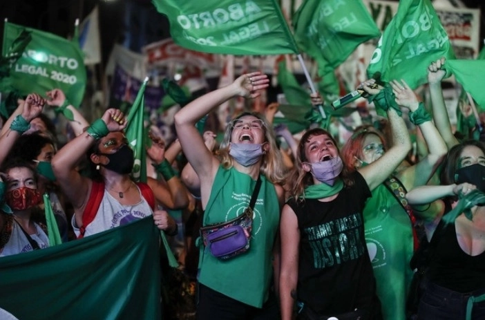 El 30 de diciembre de 2020, el Senado de Argentina aprobó la ley de interrupción voluntaria del embarazo. Foto Ap / Archivo