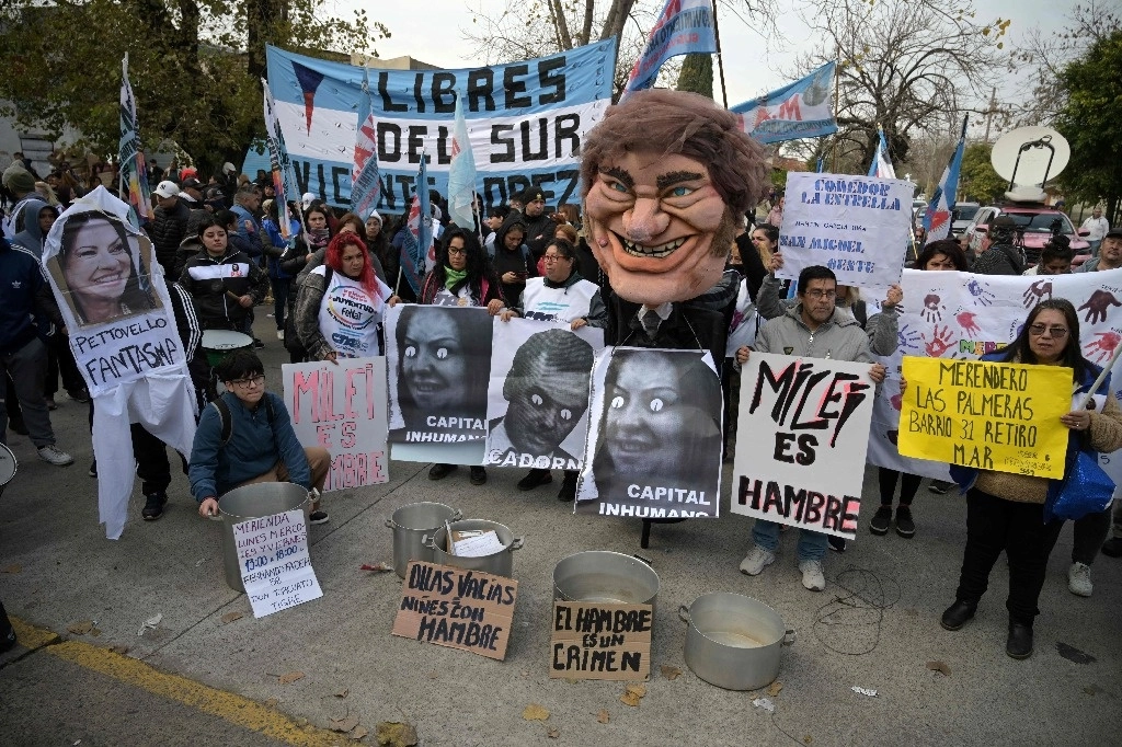 Integrantes de organizaciones sociales y comedores sociales realizan una protesta contra el gobierno del presidente Javier Milei. Foto Afp
