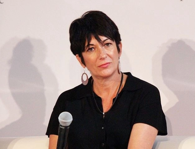 La británica Ghislaine Maxwell, acusada de colaborar con el financista Jeffrey Epstein en el tráfico sexual de jovencitas, fue arrestada por el FBI. Foto Afp