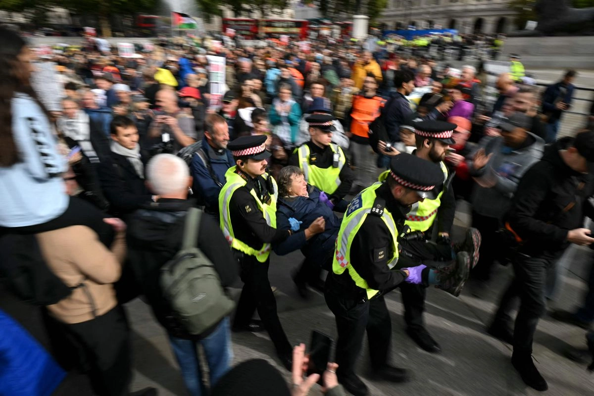 Un manifestante es detenido por agentes de policía durante una manifestación llamada "Lift The Ban" en apoyo del grupo proscrito Palestine Action, que pide que se levante la prohibición recientemente impuesta, en Trafalgar Square, en el centro de Londres, el 4 de octubre de 2025.