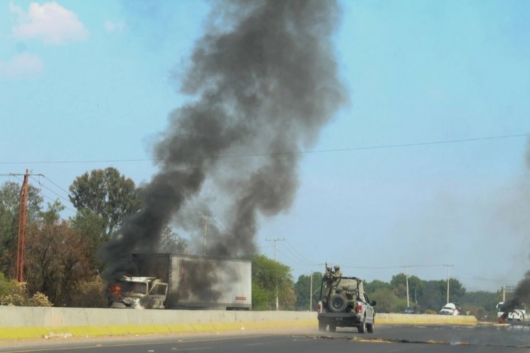 Ayer 15 vehículos fueron quemados en varios puntos en los accesos y salidas de Celaya, por operativos y la detención de tres presuntos líderes del Cartel Santa Rosa De Lima.  Foto Cuartoscuro 