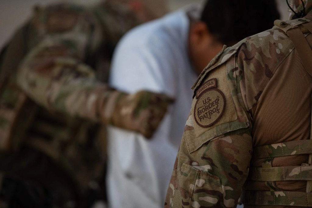 Agentes de la Oficina de Aduanas y Protección Fronteriza de Estados Unidos ayudando con la deportación de inmigrantes ilegales en el aeródromo militar Biggs, en Fort Bliss, Texas. Foto Afp