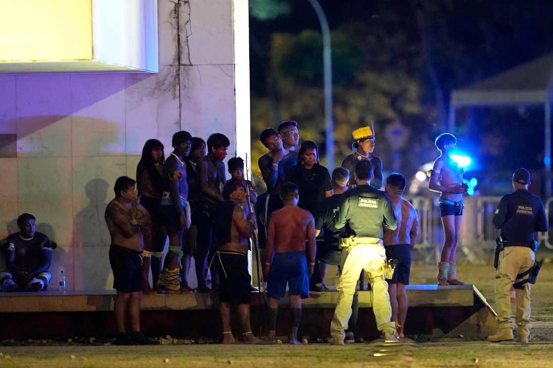 Indígenas xavantes partidarios del presidente saliente, Jair Bolsonaro, negocian con la policía federal ayer, después de un intento de invasión del edificio de la Corte Suprema de Brasil, en Brasilia. Foto Ap 