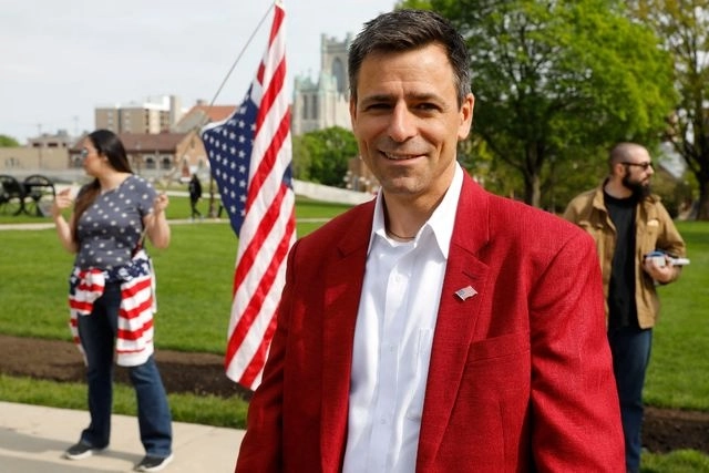 Ryan Kelley, uno de cinco candidatos republicanos a gobernador de Michigan y defensor del ex presidente Donald Trump, fue imputado de cargos por su papel en el asalto al Capitolio federal el 6 de enero de 2021. Foto Afp / Archivo