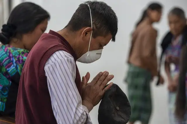 Indígenas guatemaltecos rezan frente a una iglesia en San Martín Jilotepeque. Foto Ap