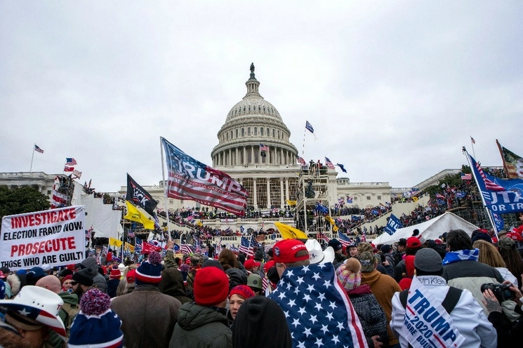 En imagen de archivo, partidarios del ex presidente Donald Trump durante el intento de asalto al Capitolio, el 6 de enero de 2021. Foto Ap.