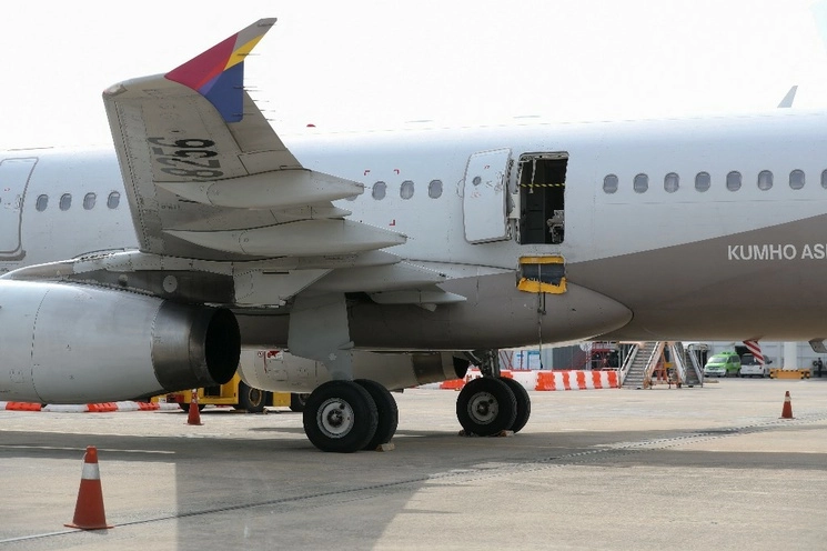 La puerta abierta del avión de Asiana Airlines en el Aeropuerto Internacional de Daegu, luego de que un pasajero la abriera manualmente a solo 200 metros sobre el suelo antes de aterrizar el 26 de mayo de 2023. Foto Afp